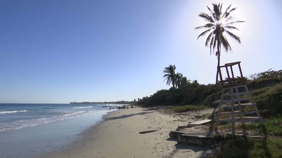 Una playa desierta de turistas en Cuba