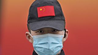 Biztonsági őr a kínai Vuhanban 2021. január 30-án