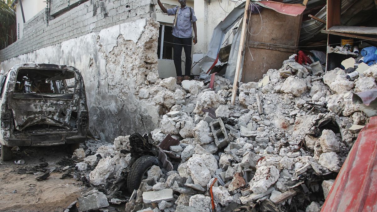 Les destructions après l'explosion d'une voiture piégée devant l'hôtel Afrik, dans le centre de Mogadiscio - capitale de la Somalie -, le 1er février 2021