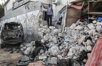 Les destructions après l'explosion d'une voiture piégée devant l'hôtel Afrik, dans le centre de Mogadiscio - capitale de la Somalie -, le 1er février 2021