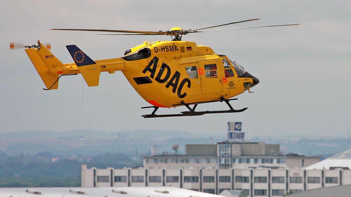 Ein Rettungs-Hubschrauber des ADAC vom Typ Eurocopter fliegt ueber dem Flughafen Leipzig/Halle am Donnerstag, 05.07.2007