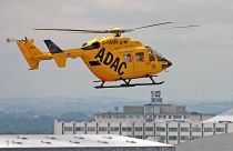 Ein Rettungs-Hubschrauber des ADAC vom Typ Eurocopter fliegt ueber dem Flughafen Leipzig/Halle am Donnerstag, 05.07.2007