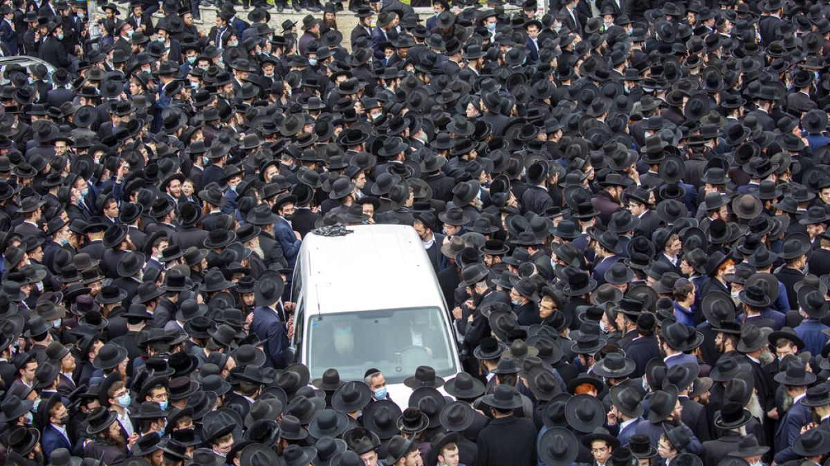 Covid-19 vakalarının arttığı İsrail'de binlerce maskesiz kişi cenaze törenine katıldı