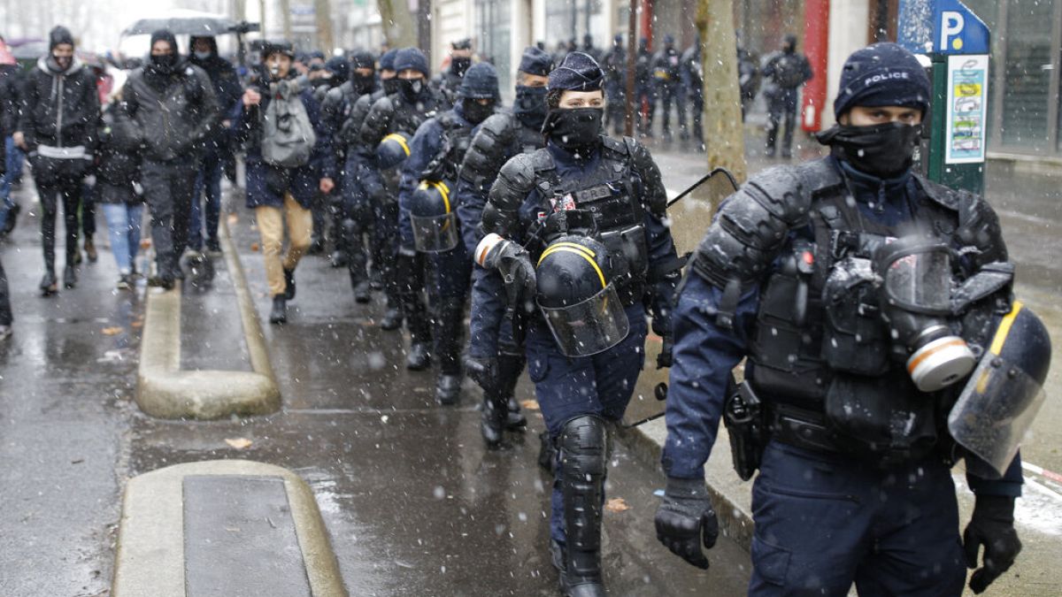 Governo francês lança consulta pública sobre a polícia
