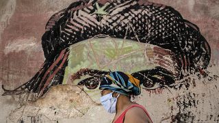 Frau mit Schutzmaske in Havanna.
