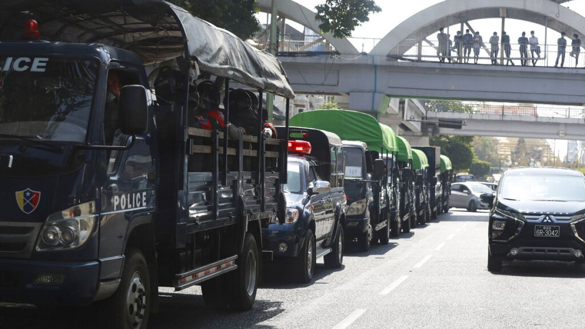 Rendőrségi teherautók Mianmar legfontosabb városában, Rangunban