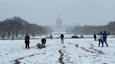شاهد: حرب بكرات الثلج أمام البيت الأبيض