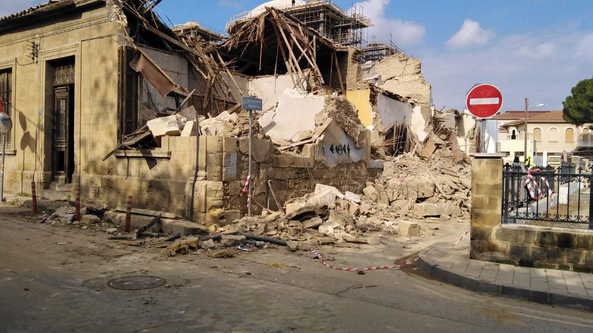 Οι τέσσερις οικοδομές που βρίσκονταν επί της οδού Ισοκράτους, πλησίον της Αρχιεπισκοπής, κατεδαφίστηκαν σήμερα το πρωί