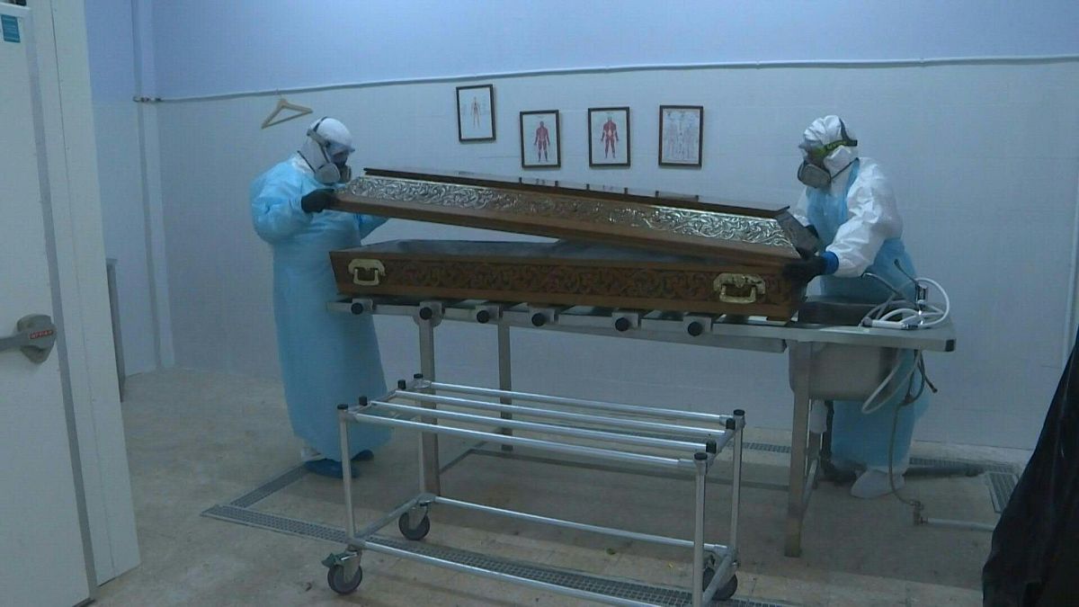 تزايد وفيات كوفيد-19 يرهق شركات دفن الموتى في البرتغال