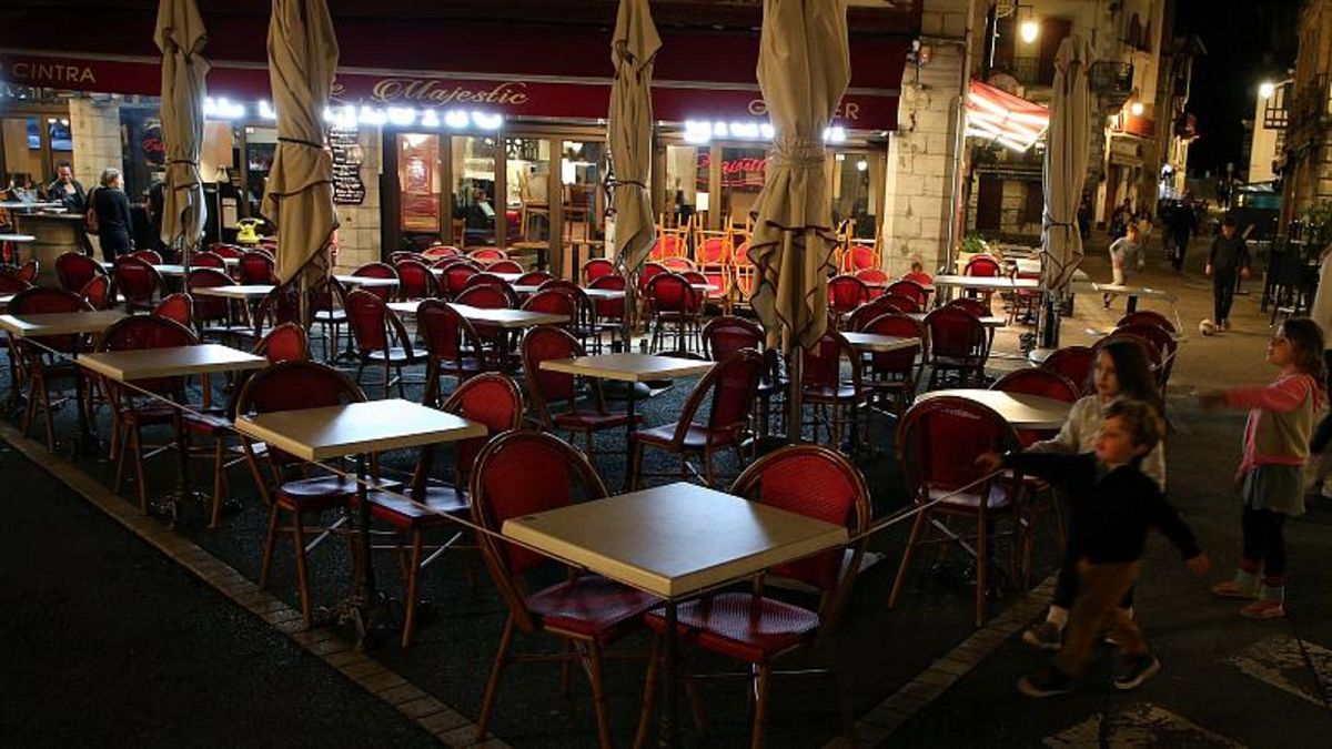 مطاعم في مدينة سان جان دي لوز ، جنوب غرب فرنسا حيث انحصر عملها في تقديم الوجبات الجاهزة