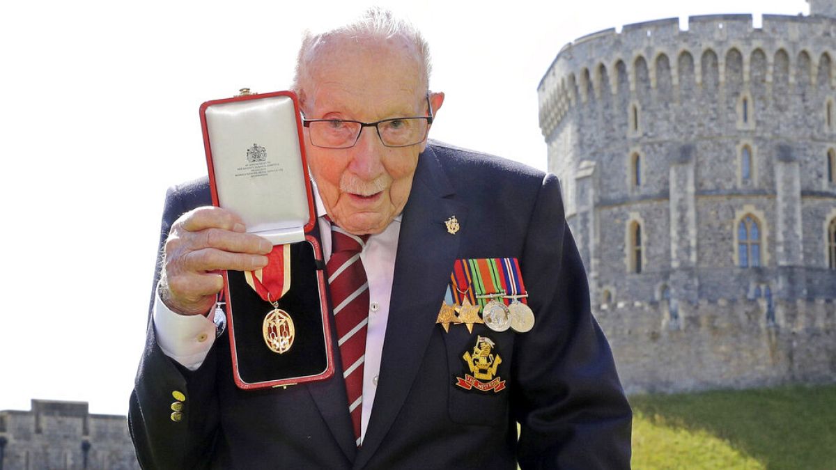 100'üncü yaş gününde Covid-19 ile mücadele için 32 milyon sterlin bağış toplayan emekli yüzbaşı Tom Moore.