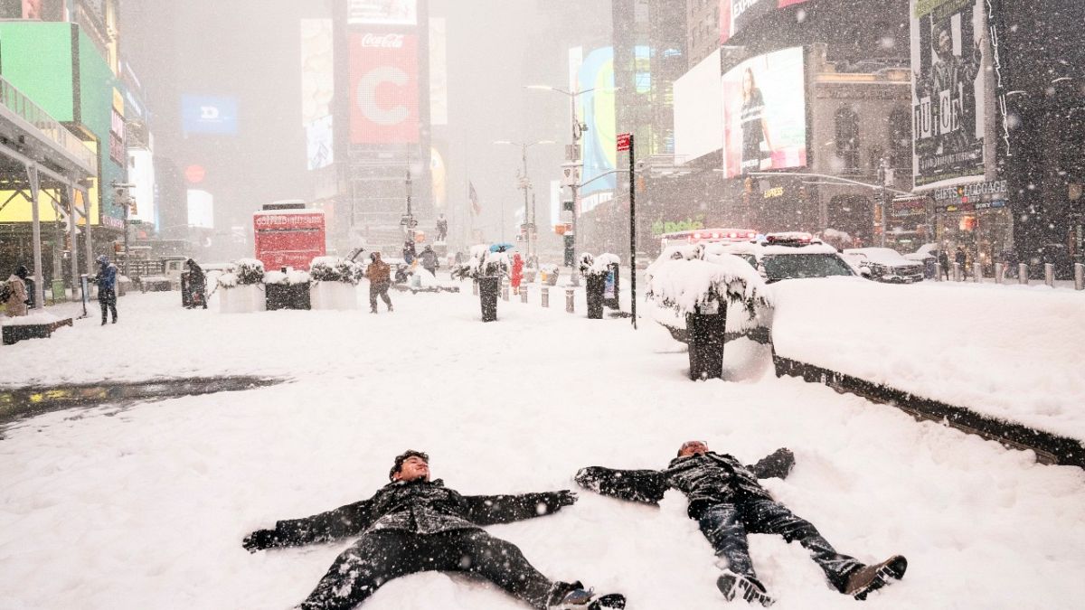 Menschen am Times Square testen den Schnee