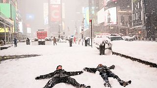 Menschen am Times Square testen den Schnee
