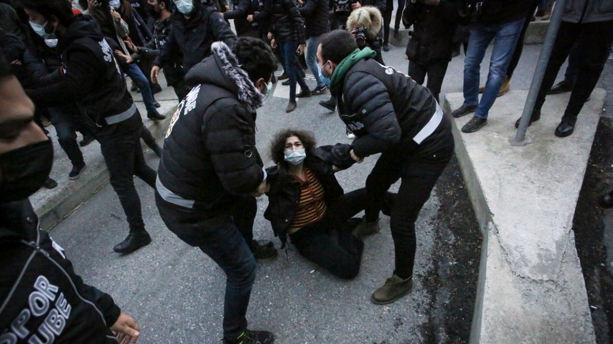 Boğaziçi Üniversitesi'nde rektör protestolarında 159 öğrenci gözaltına alındı.