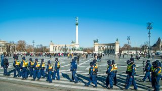 Rendőrök a vendéglátóhelyek, szálláshelyek nyitvatartásáért tartott demonstráción a budapesti Hősök terén 2021. február 1-jén.