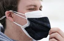 Uzmanlara göre iki maske takmak bazı durumlarda koruyuculuğu arttırmada etkili olabliiyor.