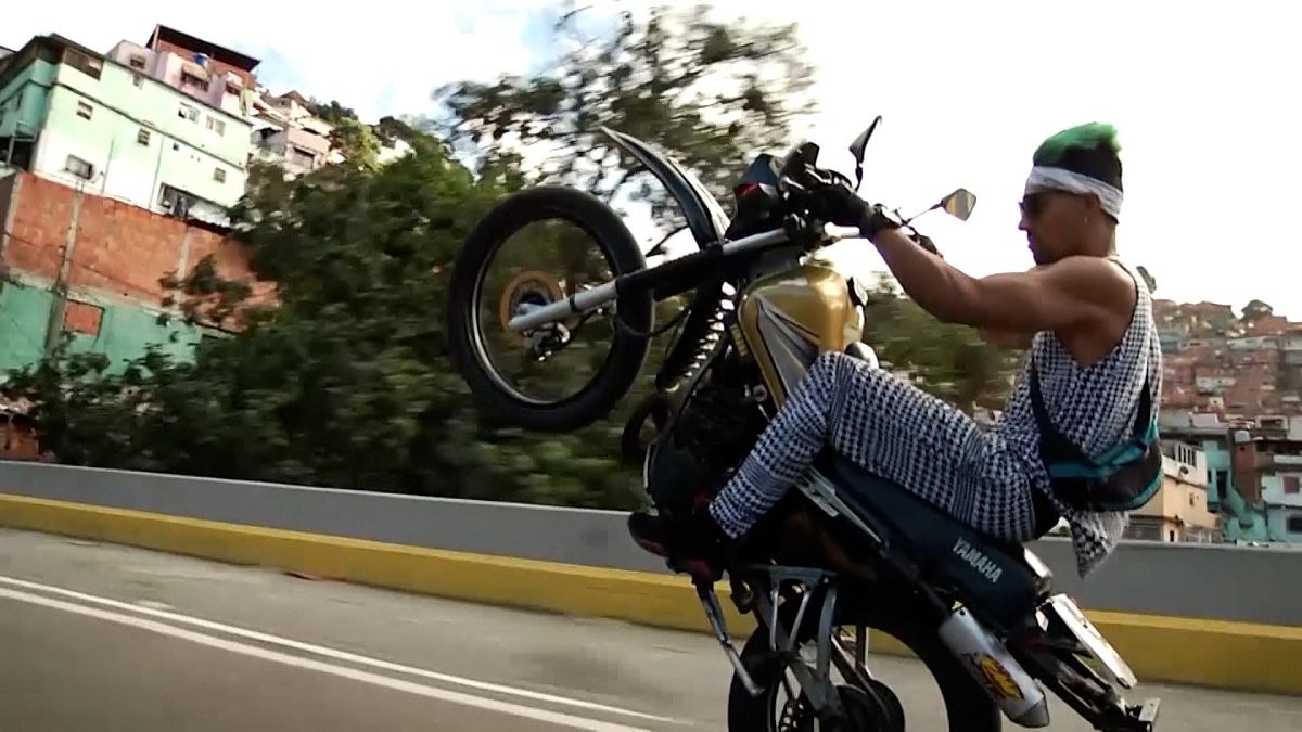 شاهد: حركات بهلوانية خطيرة لسائق دراجة نارية في عرض مرتجل 