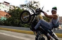 شاهد: حركات بهلوانية خطيرة لسائق دراجة نارية في عرض مرتجل