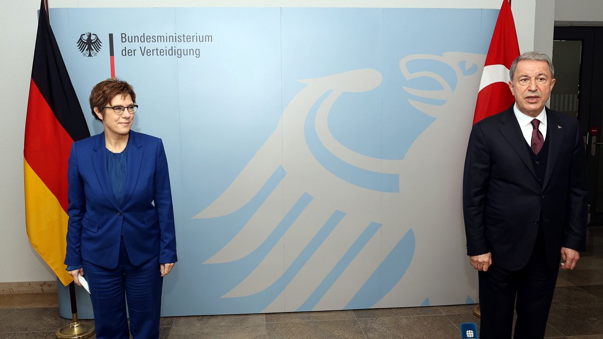 Almanya Savunma Bakanı Annegret Kramp-Karrenbauer ile Türkiye Savunma Bakanı Hulusi Akar