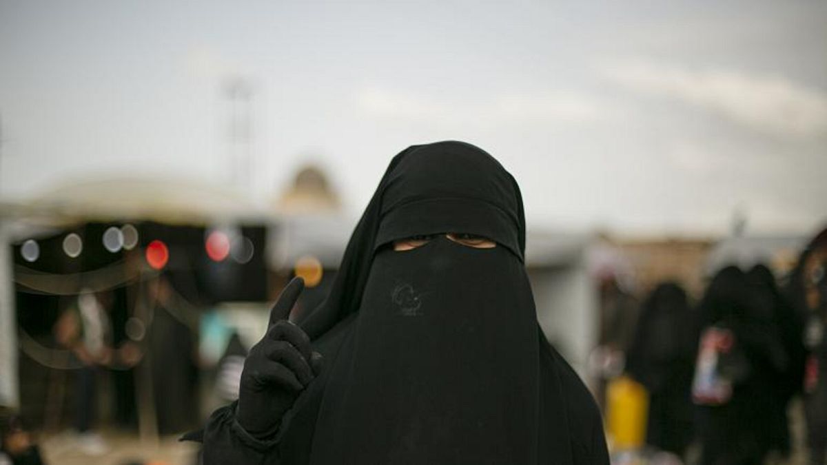 صورة لامرأة في معسكر الهول حيث يحتجز المئات نساء وأطفال من عائلات عناصر تنظيم داعش