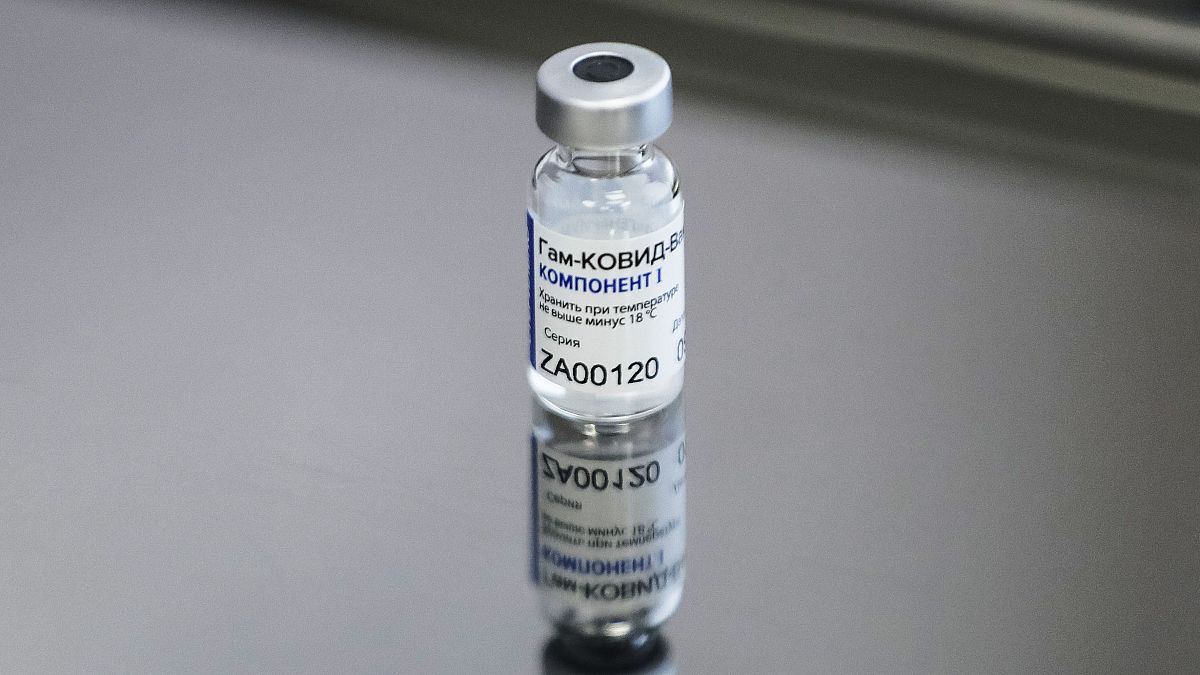 Rusya'nın geliştiği Sputnik V aşısının Covid-19'a karşı etkinliğinin faz 3 çalışması ara sonuçlarına göre yüzde 91,6 olduğu açıklandı.