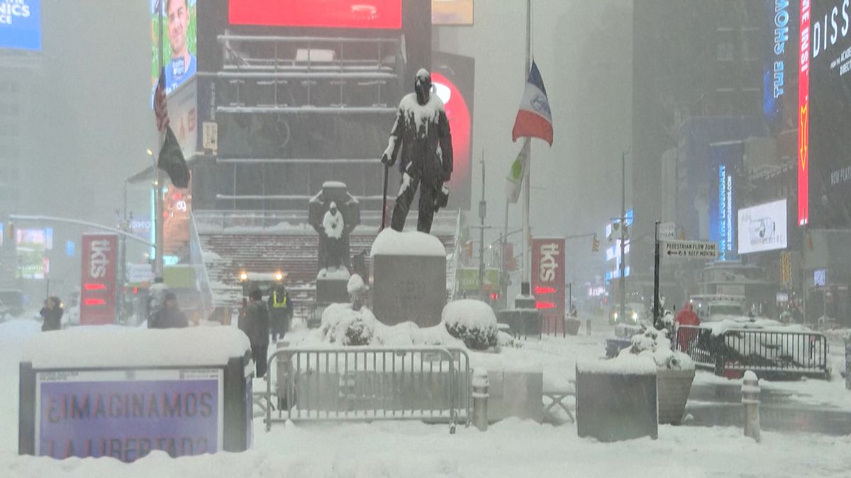 شاهد: مدينة نيويورك ترزح تحت الثلوج  