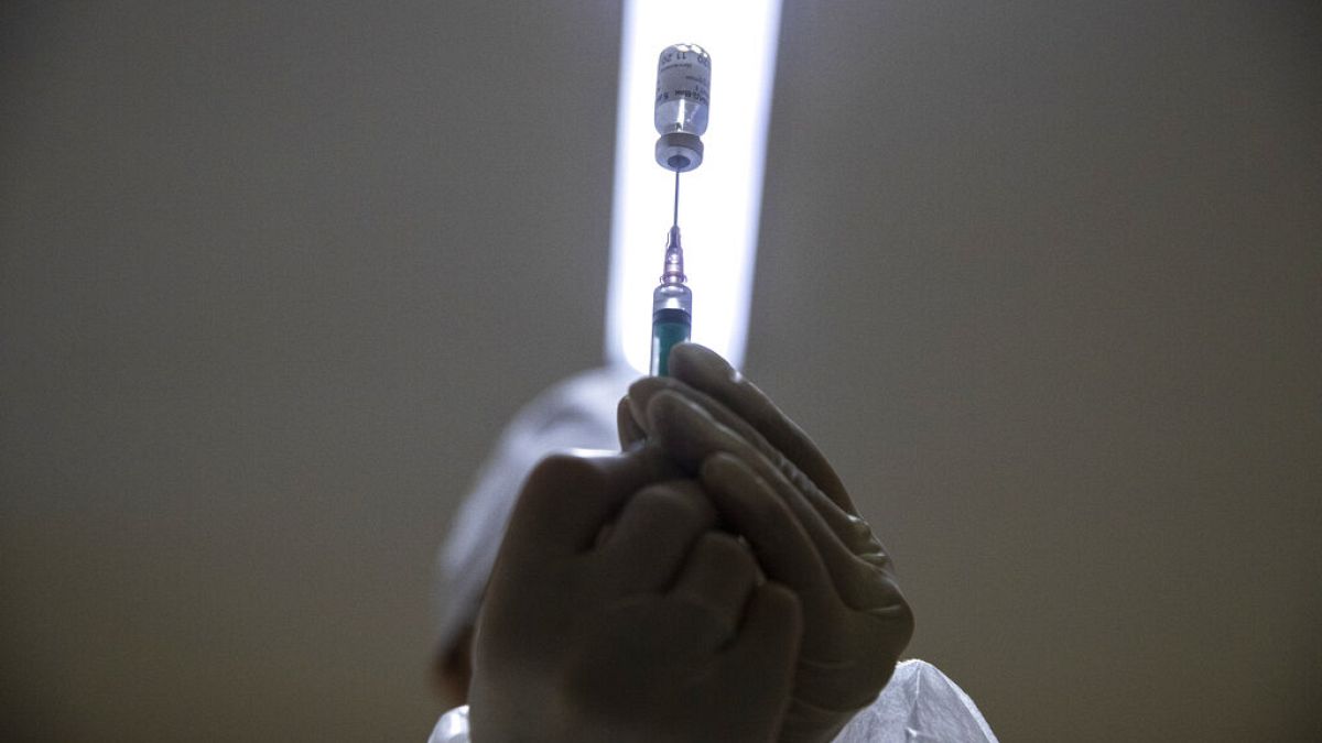 Ein medizinischer Mitarbeiter bereitet eine Impfung mit dem russischen Coronavirus-Impfstoff Sputnik V in Moskau vor, 30.12.2020 