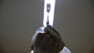 Ein medizinischer Mitarbeiter bereitet eine Impfung mit dem russischen Coronavirus-Impfstoff Sputnik V in Moskau vor, 30.12.2020