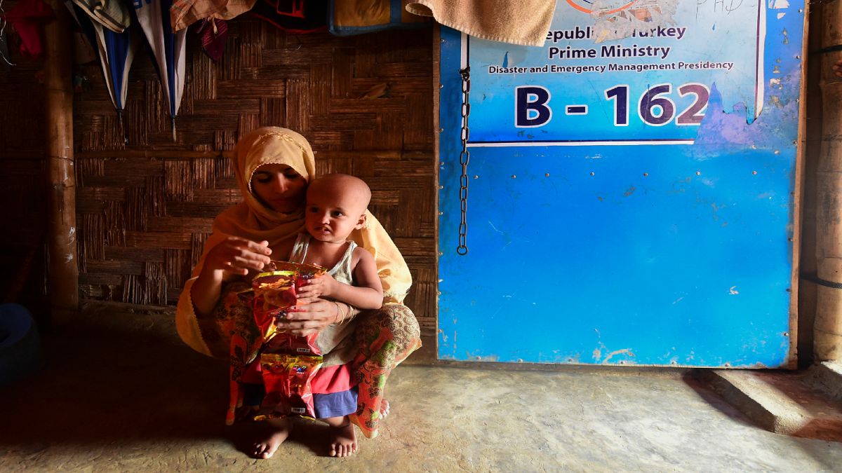 امرأة من الروهينغا وابنها في أحد مخيمات اللجوء في بنغلاديش