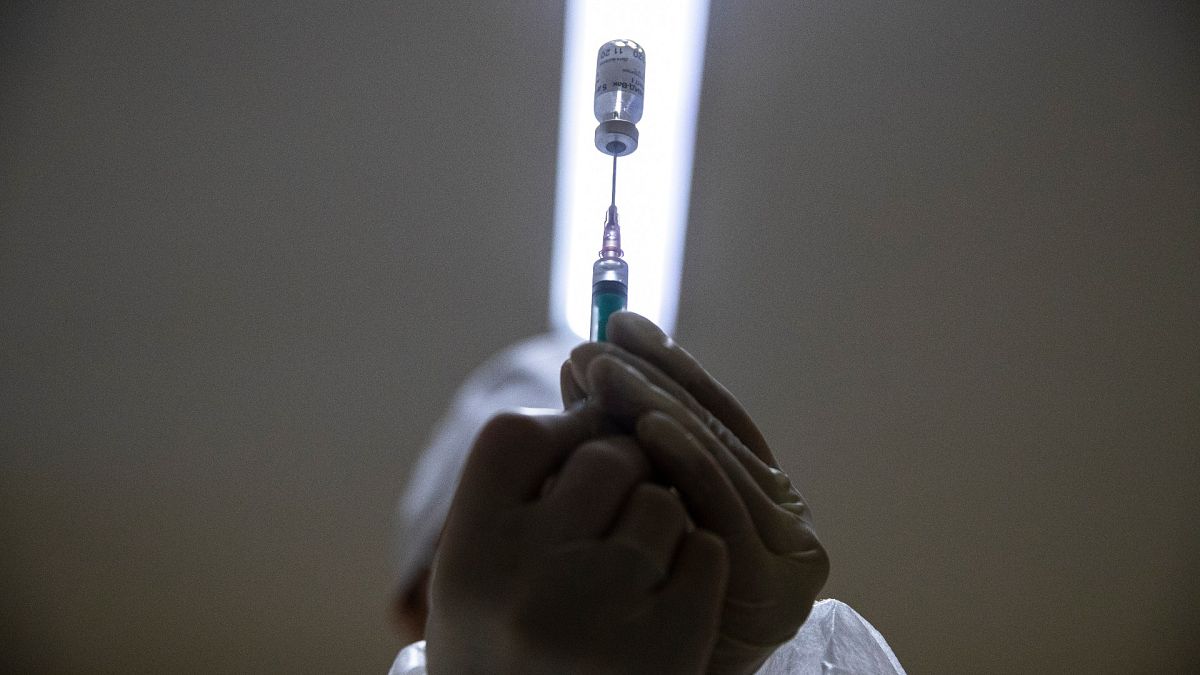 Szputnyik V-vakcinát készít elő egy egészségügyi dolgozó egy moszkvai kórházban 2020. december 30-án