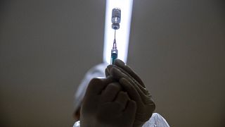 Szputnyik V-vakcinát készít elő egy egészségügyi dolgozó egy moszkvai kórházban 2020. december 30-án