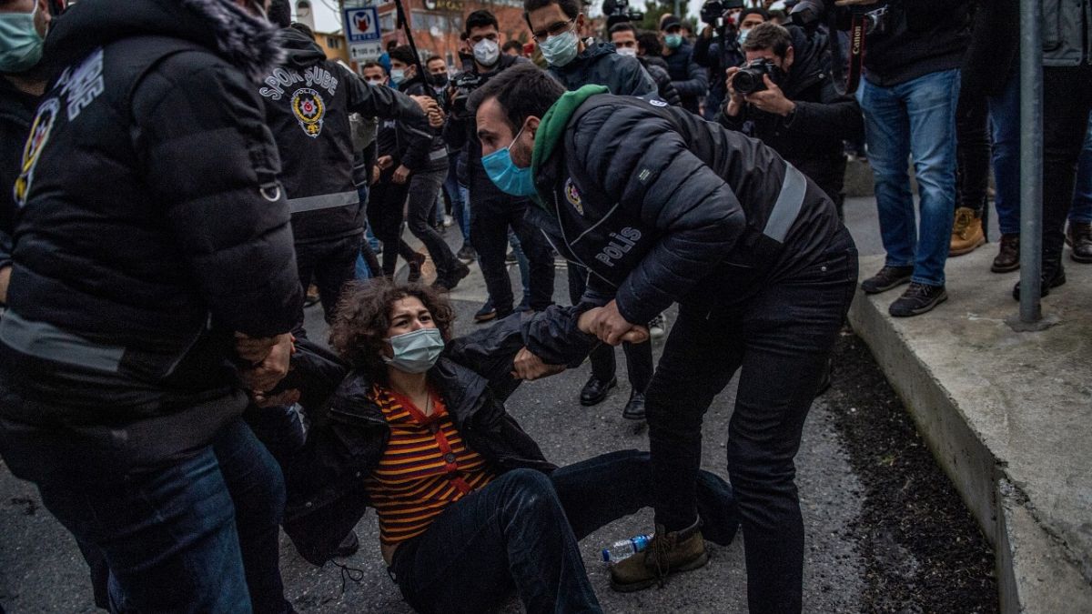 İstanbul'da Boğaziçi Üniversitesi önündeki gösterilerde gözaltına alınan bir vatandaş.