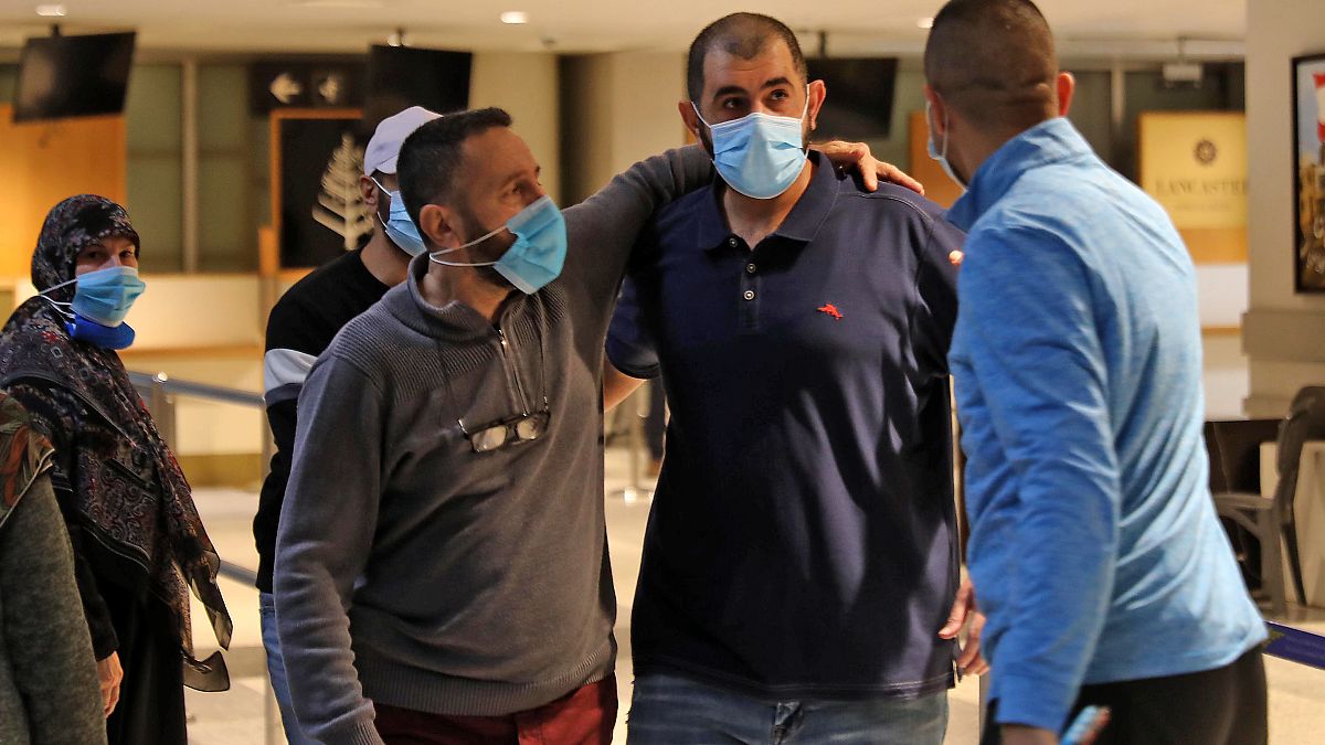 لبنانيون مفرج عنهم من السجون الإماراتية ساعة وصولهم إلى مطار بيروت الدولي