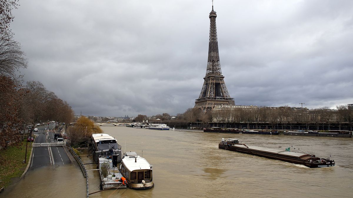 Árad a Szajna Franciaországban, a meteorológusok további esőzéstől tartanak.