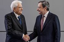 الرئيس سيرجيو ماتاريلا يصافح الرئيس السابق للمصرف المركزي الأوروبي ماريو دراغي في فرانكفورت/ ألمانيا