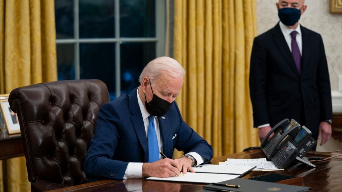El presidente Joe Biden firma una orden para reunificar a las familias migrantes separadas