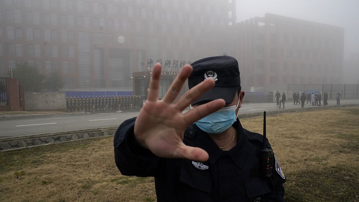 Un agente de seguridad se interpone ante los periodistas delante del Instituto de Virología de Wuhan, China