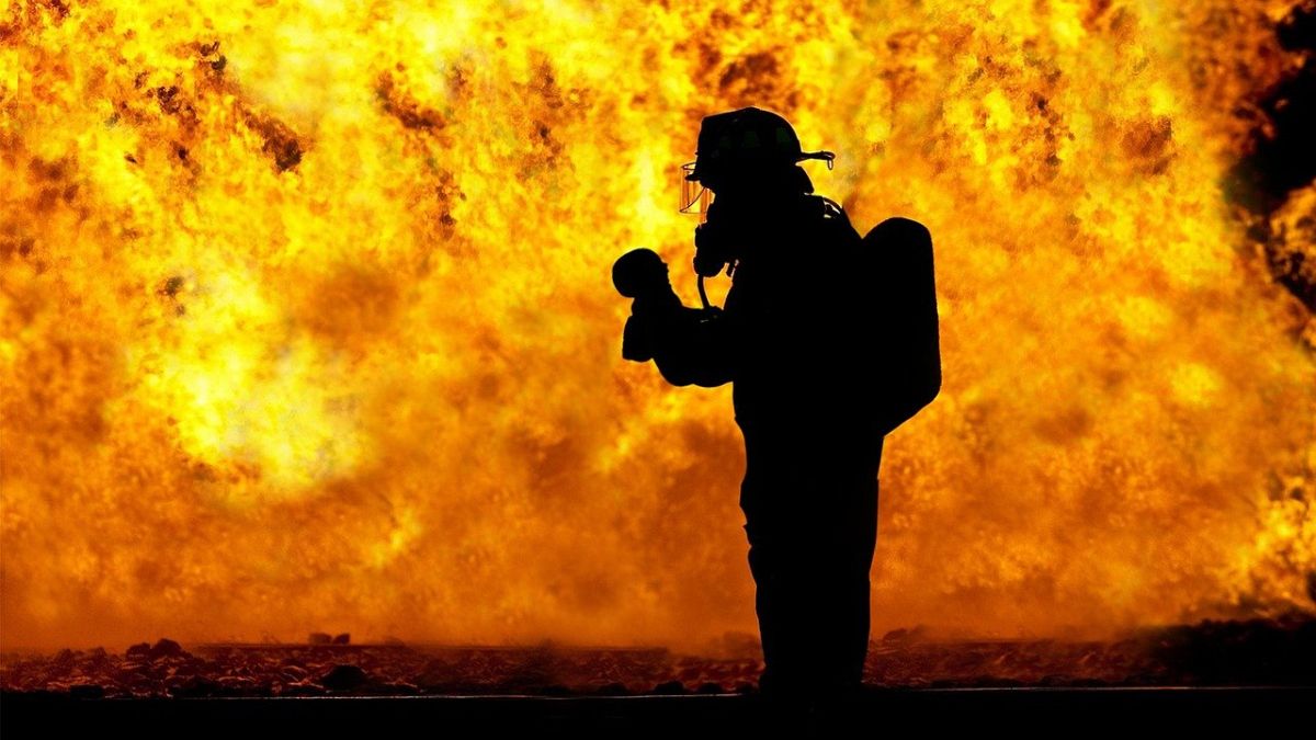 При крупном пожаре в Красноярске погибли пожарные