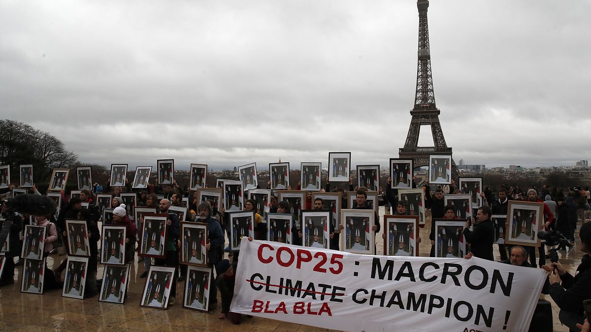 Des militants écologistes réclament des actions au président français Emmanuel Macron, à Paris, le 8 décembre 2019