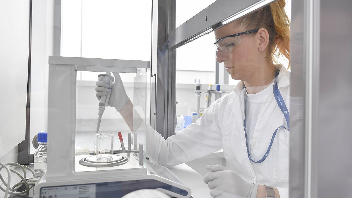 Laboratóriumi munkatárs a Richter Gedeon Nyrt. debreceni molekuláris biológiai laboratóriumában - az új gyógyszer is itt készül
