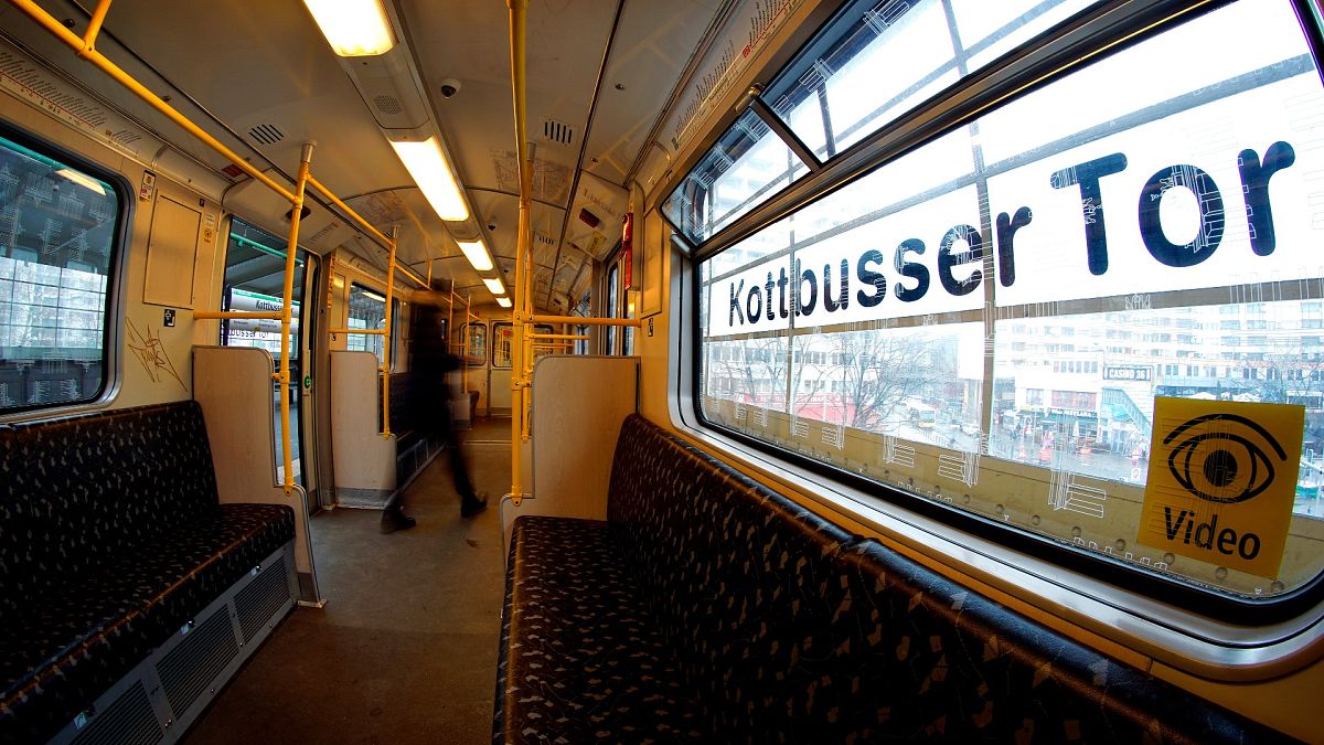 Metrókocsi a berlini Kottbusser Tor álomáson 2021. február 3-án