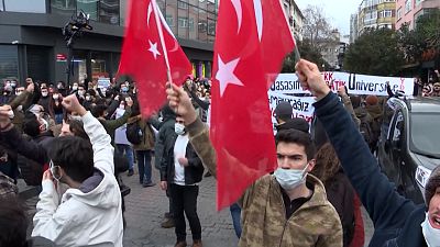 شاهد: مواجهات بين الشرطة التركية وطلاب بعد تعيين مقرب من إردوغان عميداً لإحدى الجامعات