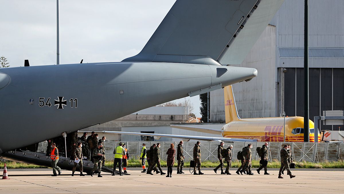 Miembros del ejército alemán desembarcan de un avión de las fuerzas aéreas alemanas tras aterrizar en el aeropuerto de Lisboa, el 3 de febrero de 2021.