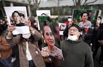 Protesta a Tokyo di fronte all'ambasciata Birmana, in favore di Aung San Suu Kyi