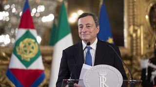 الرئيس السابق للبنك المركزي الأوروبي ماريو دراغي يتحدث إلى وسائل الإعلام بعد قبوله تشكيل الحكومة الإيطالية الجديدة.