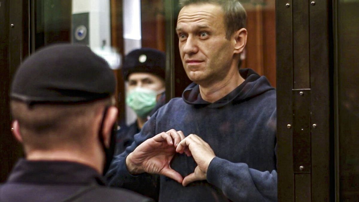 Szívet mutatott feleségének Navalnij a tárgyalóteremben 2021 februárjában (archív felvétel)