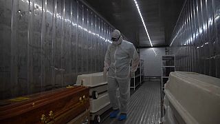 COVID-19 : les services funéraires sud-africains s'adaptent au nombre de décès
