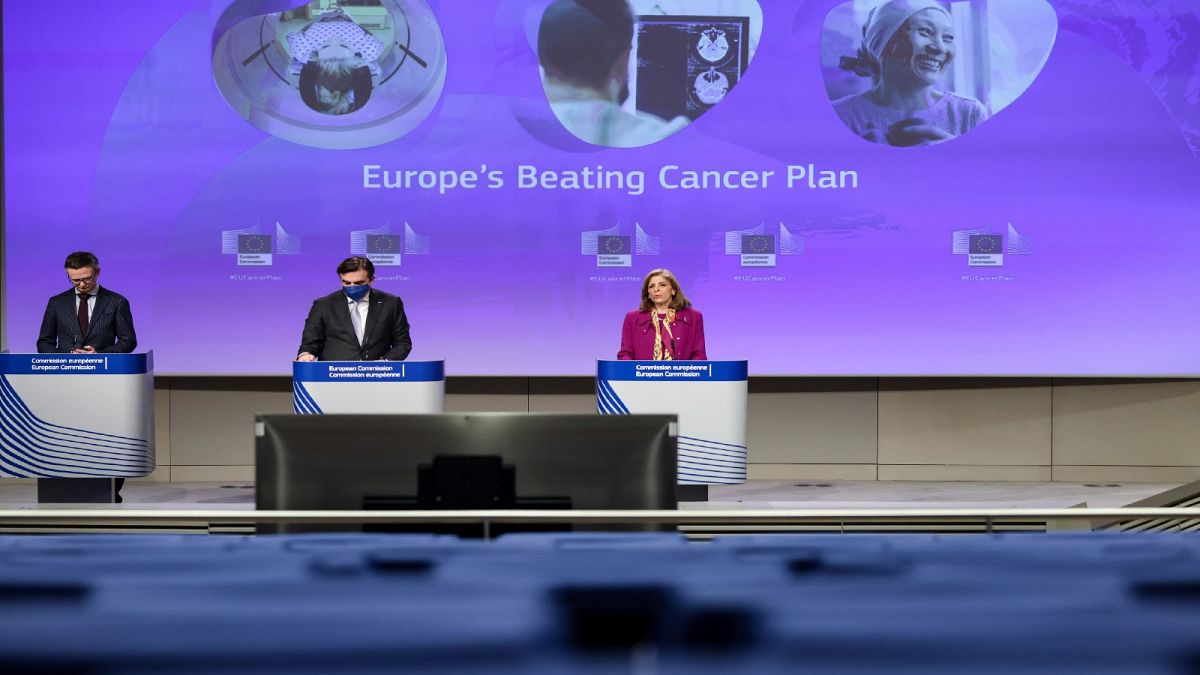 مفوضة الاتحاد الأوروبي للصحة ستيلا كيرياكيدس ونائب رئيس المفوضية الأوروبية، مارغريتيس شيناس، أثناء مؤتمر صحفي، 3 فبراير 2021/بروكسل