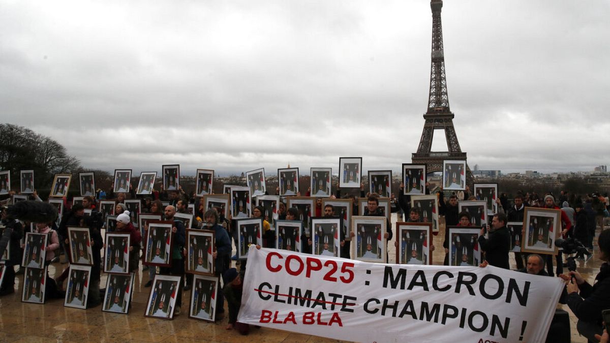 İklim aktivistleri ocak ayı ortasında Fransa'nın başkenti Paris'te Cumhurbaşkanı Macron'u küresel ısınma konusunda yetersiz kaldığı gerekçesiyle protesto etmişti.