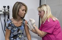 Image d'archive montrant une femme se faisant vacciner contre le papillomavirus humain.